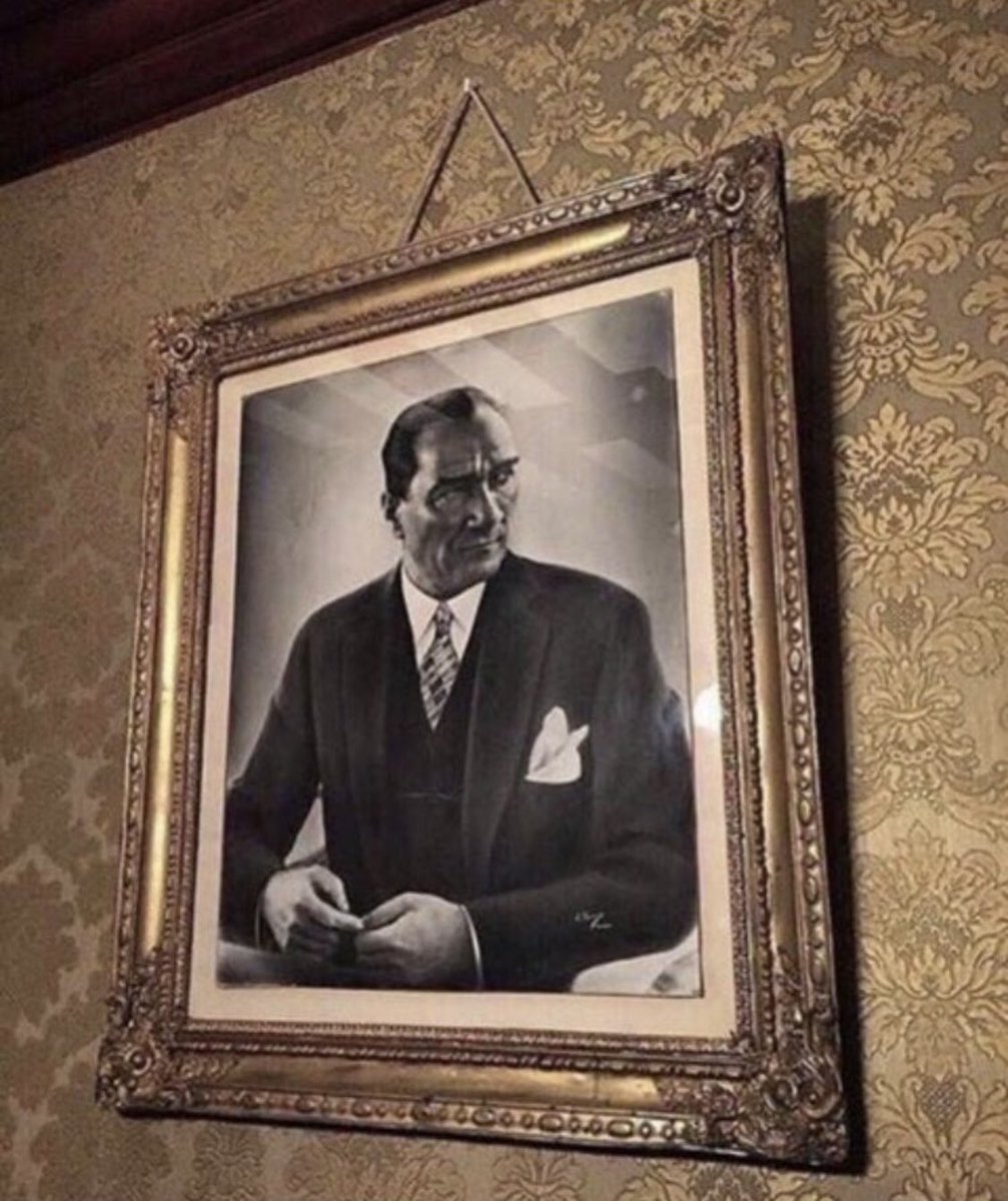 Çivisi çıkmış dünyada duvara asılan en güzel fotoğraf #10kasım