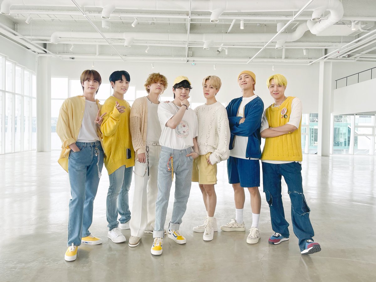 Min0309Yang's tweet photo. #BUTTER by @BTS_twt as #TheSong of 2021 at the #PCAs https://t.co/cI7fL0Raov