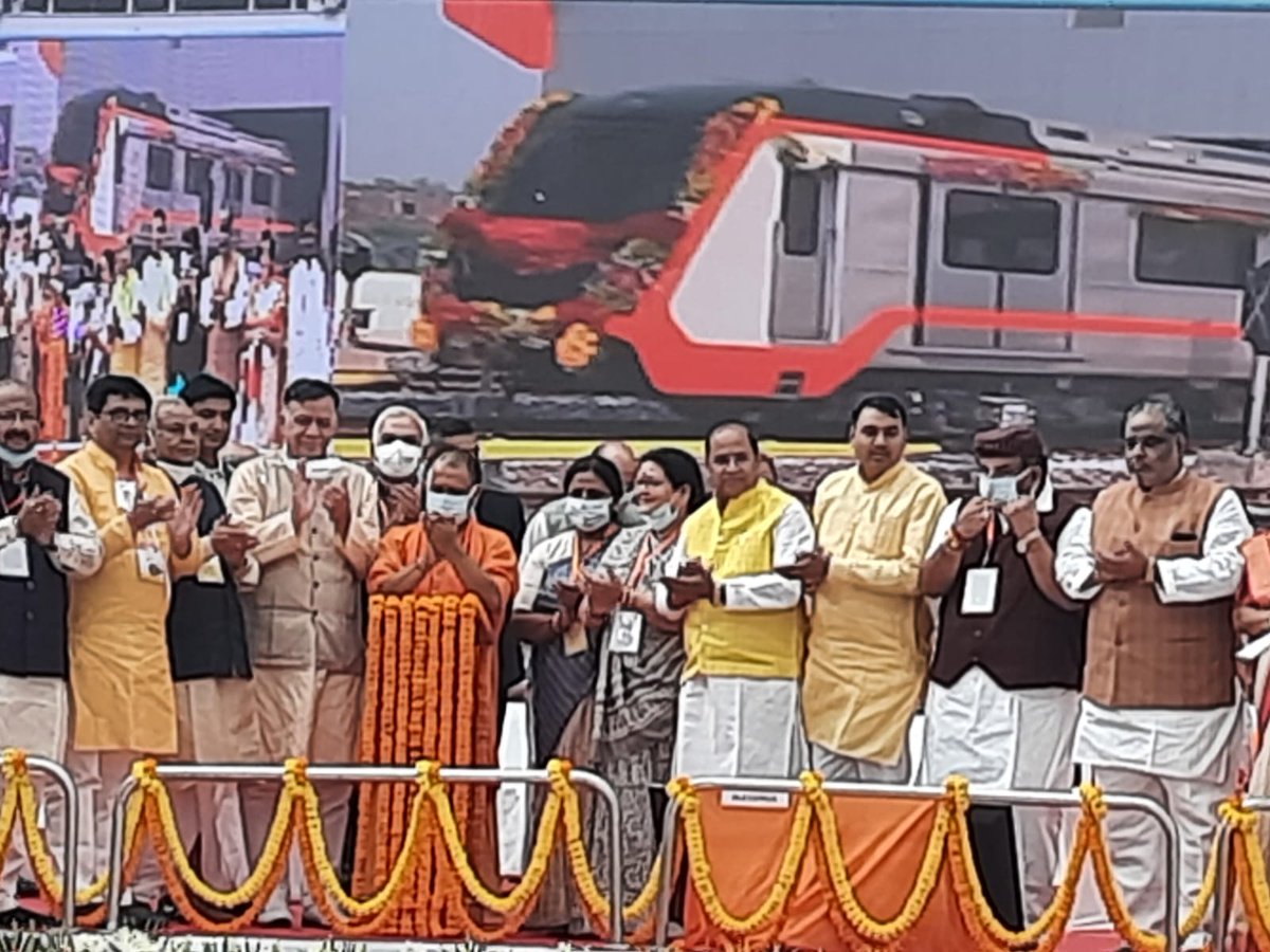 OfficialUPMetro's tweet photo. #UPCM श्री @myogiadityanath जी की गरिमामयी उपस्थिति में आज #KanpurMetro रेल परियोजना के प्राथमिक सेक्शन (आईआईटी कानपुर-मोतीझील) में मेट्रो ट्रेन का ट्रायल हुआ। उन्होंने बटन दबाकर ट्रेन को ट्रायल के लिए रवाना किया।
#UPMetro:साकारहोतेसपने https://t.co/u3NaaSJXh1