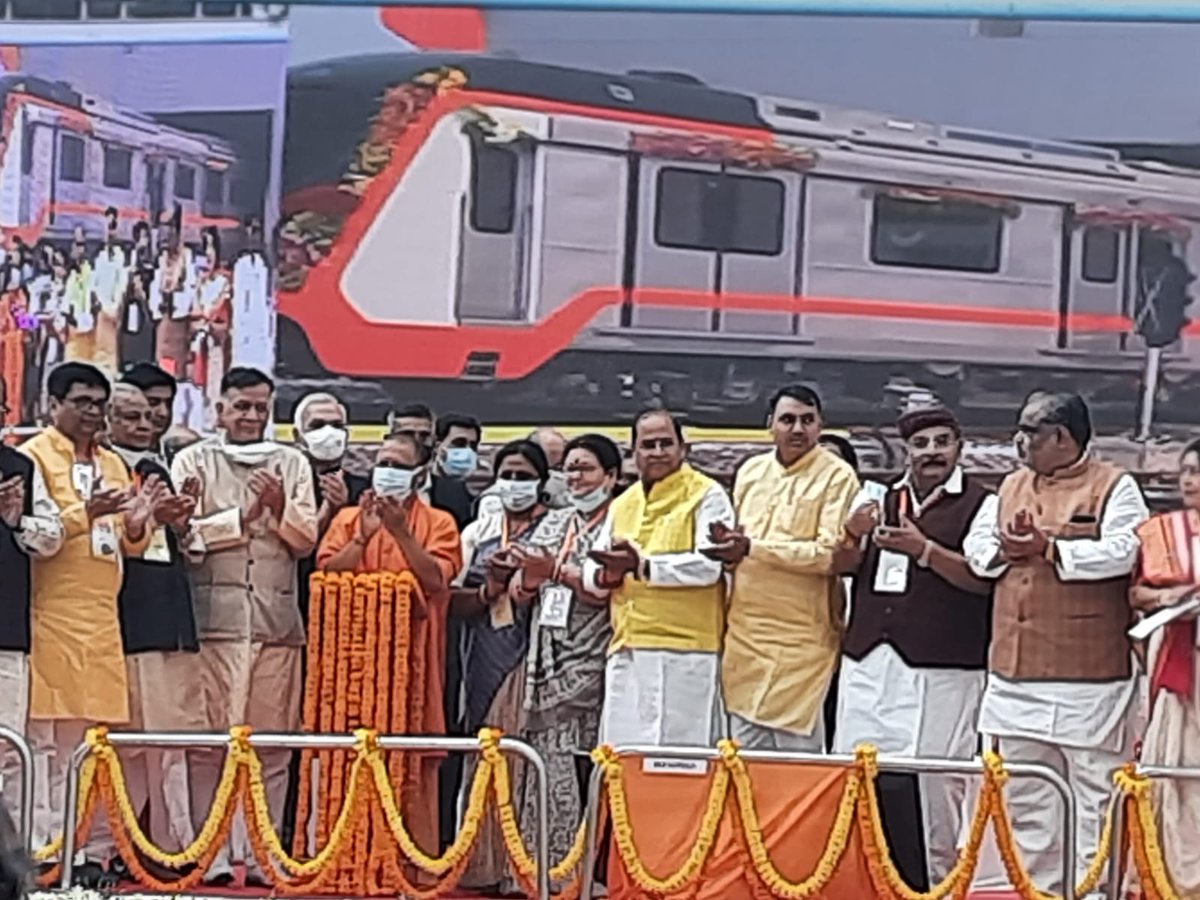 OfficialUPMetro's tweet photo. #UPCM श्री @myogiadityanath जी की गरिमामयी उपस्थिति में आज #KanpurMetro रेल परियोजना के प्राथमिक सेक्शन (आईआईटी कानपुर-मोतीझील) में मेट्रो ट्रेन का ट्रायल हुआ। उन्होंने बटन दबाकर ट्रेन को ट्रायल के लिए रवाना किया।
#UPMetro:साकारहोतेसपने https://t.co/u3NaaSJXh1
