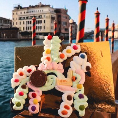 SimonVenturini's tweet photo. Domani è il giorno di #SanMartino!
Le cucine e le pasticcerie della città sono in fermento per produrre il tipico dolce fatto di pastafrolla (o di pasta buranella).
Lo preparate con le vostre mani o lo acquistate in pasticceria? https://t.co/KOsWjvy3Jm