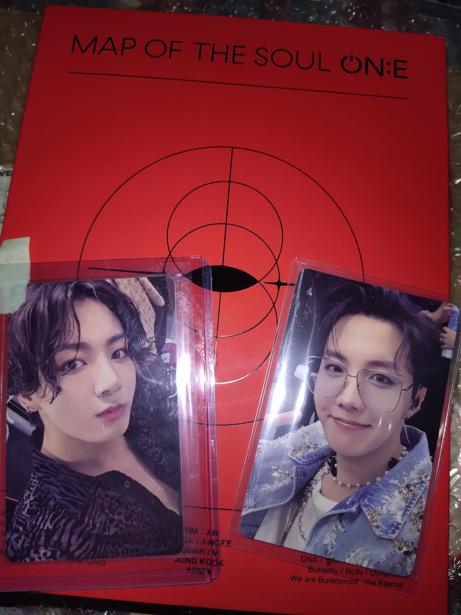JaycelBTS7's tweet photo. 𝗧𝗵𝗮𝗻𝗸𝘆𝗼𝘂 𝘀𝗼 𝗺𝘂𝗰𝗵 𝗯𝗲𝗯! 🥺 𝗚𝗼𝘁 𝗺𝘆 𝗛𝗢𝗣𝗘𝗞𝗢𝗢𝗞 𝗠𝗢𝗧𝗦 𝗢𝗡:𝗘 𝗗𝗩𝗗 𝗣𝗖 𝗔𝗡𝗗 𝗠𝗘𝗠𝗢2020 𝗗𝗩𝗗 𝗛𝗢𝗕𝗔😍 Uwing-uwi si 𝗛𝗢𝗕𝗔 😍 @kimallykpopshop
 𝗩 𝗰𝘂𝘁𝗶𝗲𝗲𝗲𝗲 𝗸𝗲𝗹𝗮𝗻 𝗺𝗼 𝗸𝗼 𝘂𝘂𝘄𝗶𝗮𝗻!!! 😭 𝘀𝗮 𝗕𝗥 𝘂𝗹𝗶𝘁💫 #mymerchBTS7 https://t.co/EYq64YRq2H