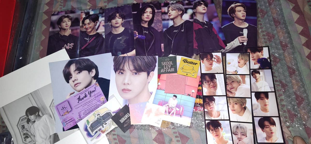 JaycelBTS7's tweet photo. 𝗧𝗵𝗮𝗻𝗸𝘆𝗼𝘂 𝘀𝗼 𝗺𝘂𝗰𝗵 𝗯𝗲𝗯! 🥺 𝗚𝗼𝘁 𝗺𝘆 𝗛𝗢𝗣𝗘𝗞𝗢𝗢𝗞 𝗠𝗢𝗧𝗦 𝗢𝗡:𝗘 𝗗𝗩𝗗 𝗣𝗖 𝗔𝗡𝗗 𝗠𝗘𝗠𝗢2020 𝗗𝗩𝗗 𝗛𝗢𝗕𝗔😍 Uwing-uwi si 𝗛𝗢𝗕𝗔 😍 @kimallykpopshop
 𝗩 𝗰𝘂𝘁𝗶𝗲𝗲𝗲𝗲 𝗸𝗲𝗹𝗮𝗻 𝗺𝗼 𝗸𝗼 𝘂𝘂𝘄𝗶𝗮𝗻!!! 😭 𝘀𝗮 𝗕𝗥 𝘂𝗹𝗶𝘁💫 #mymerchBTS7 https://t.co/EYq64YRq2H
