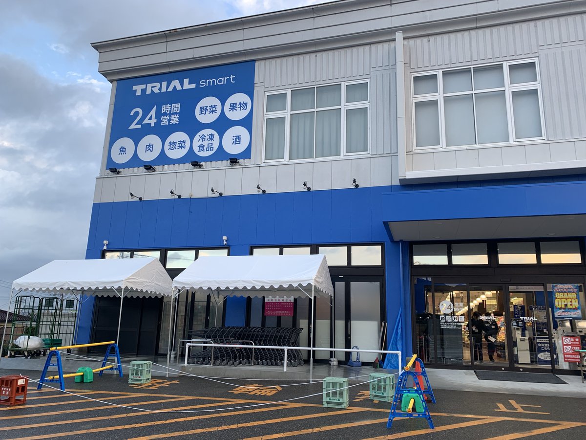 ✨筑紫野店OPEN✨ 筑紫野店の外観と、まっさらな生鮮食品売り場の写真 