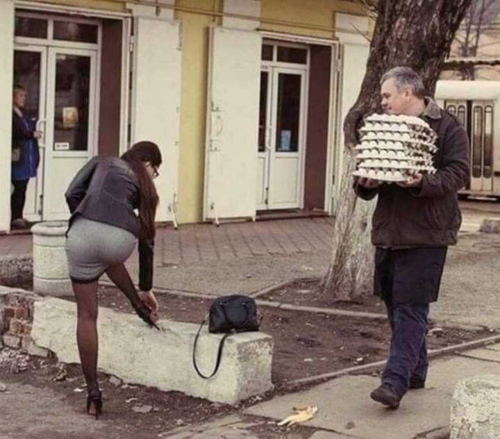 Не совсем одеты. Жизнь жестока. Девушка несёт яйца. Мужчина несёт яйца