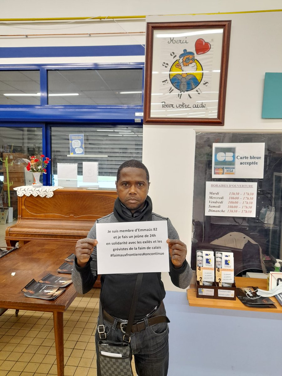 🔴 Plus de 300 membres d’Emmaüs ont entamé ce matin un jeûne de 24h, en soutien à Anaïs et Ludovic, militants en grève de la faim depuis 1 mois à Calais pour dénoncer la politique inhumaine de l’État à l’égard des personnes exilées #faimauxfrontières ✊
➡urlz.fr/gLE2