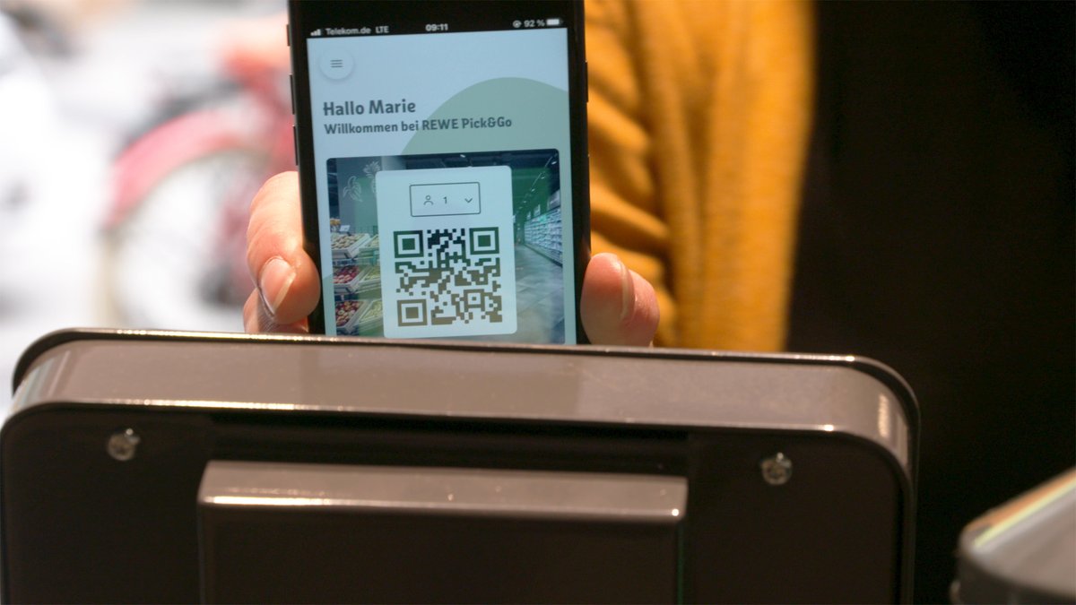 iXtenso's tweet photo. Der erste hybride #Supermarkt von @REWE_Supermarkt feiert Europa-Premiere! 🎉🥳 Die kassenlose Bezahlmöglichkeit 📱 #PickandGo steht ab jetzt für alle zur Verfügung. 👏

➡️ Was das #Hightech-System draufhat, erfahrt ihr hier: https://t.co/8uKdDXytaC

#Kasse 
@fckoeln @TrigoRetail https://t.co/BmtLdKDYfh