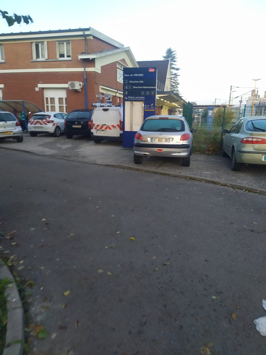GCUMHDF's tweet photo. L'accès piéton de la gare d'#orchies toujours bloqué par les #gcum. Comment passent les fauteuils roulants ou les poussettes? @TERHDF @xavierbertrand @FDhersin @HdF_Mobilites https://t.co/OyyaJ33qsQ
