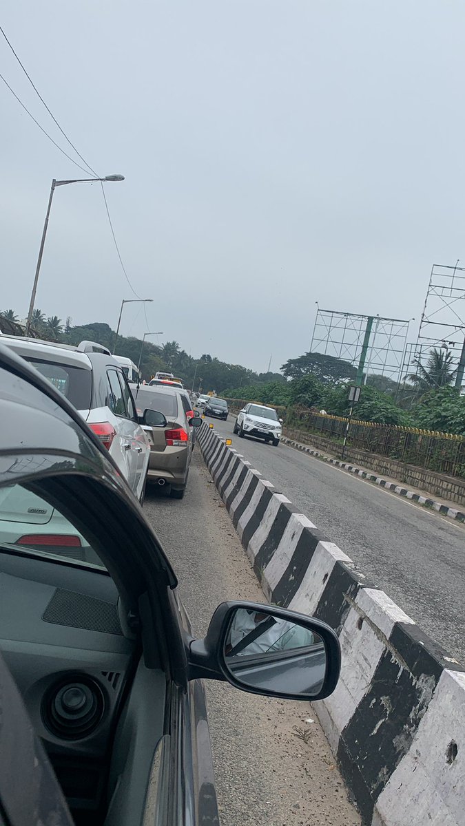 manohar_chandra's tweet photo. @BlrCityPolice @Mvmtraffic  any jam on sankey road .. on a standstill for 15+ mins https://t.co/jIILW1yF1T