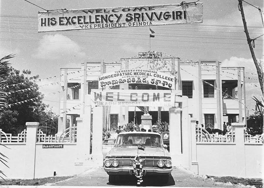 Sravanthisuris1's tweet photo. Dr Gururaju government homoeopathy medical college and hospital, Gudivada,is  the second homoeopathy medical college in India* ,our college building is *75 years old* and not able to stand more as it was before
#SAVE_DR_GGH_M_C 
@moayush @PMOIndia https://t.co/P6oAQTwVE7 https://t.co/j06bBrPrMb