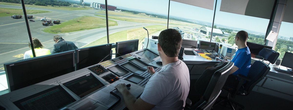 virgule_lu's tweet photo. Contrairement à @LGGLiegeAirport  et à @CRL_Airport, le #Findel ne cédera pas aux sirènes d'une gestion via une tour virtuelle cc @mmtp_lu https://t.co/evUAC8dJAq https://t.co/r1CqyrZgKA
