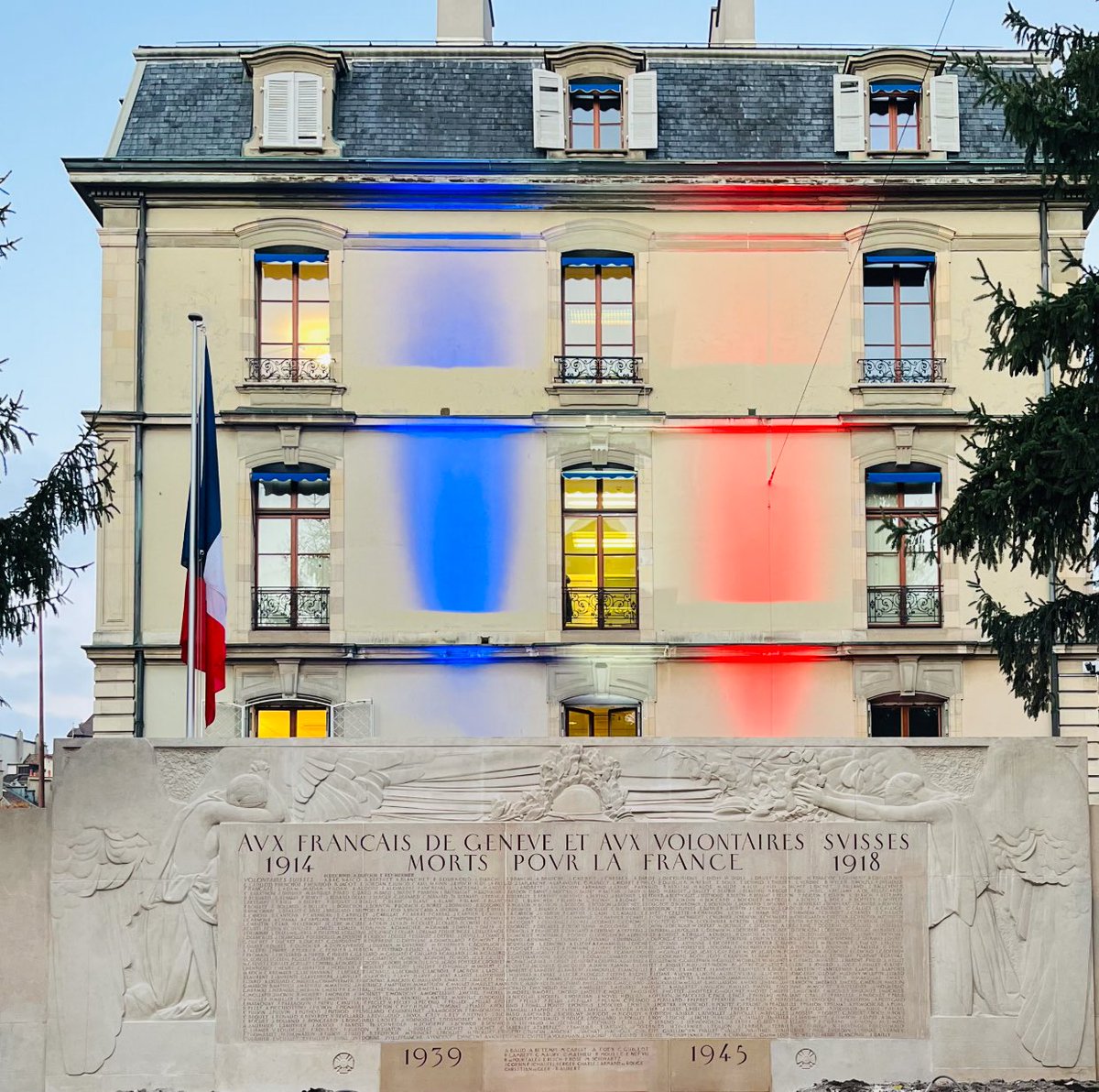 PLachaussee's tweet photo. Après 6 mois de travaux, la première phase de la rénovation du monument érigé en 1924 pour rendre hommage aux 883 Volontaires 🇨🇭 et Soldats 🇫🇷 de Genève, morts pour la 🇫🇷.

Retrouvons nous pour la cérémonie du 11 novembre qui aura lieu ce jeudi à 17:00 devant le monument. https://t.co/YtgFk6UMJb
