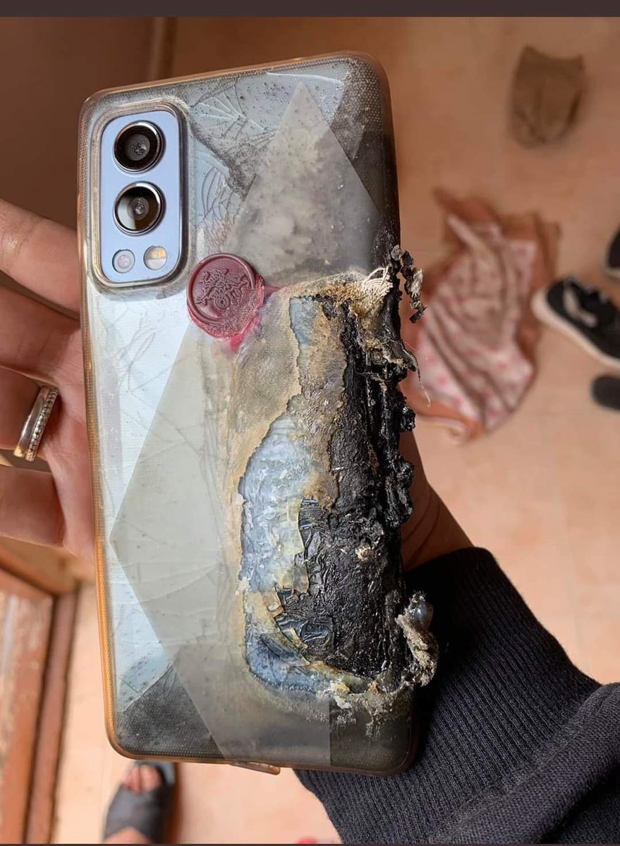 rajinikshtriyan's tweet image. மீண்டும் வெடித்தது ஒன்பிளஸ் நார்டு 2: உரிமையாளர் படுகாயம்!

#OnePlusNord2 #OneplusBlast