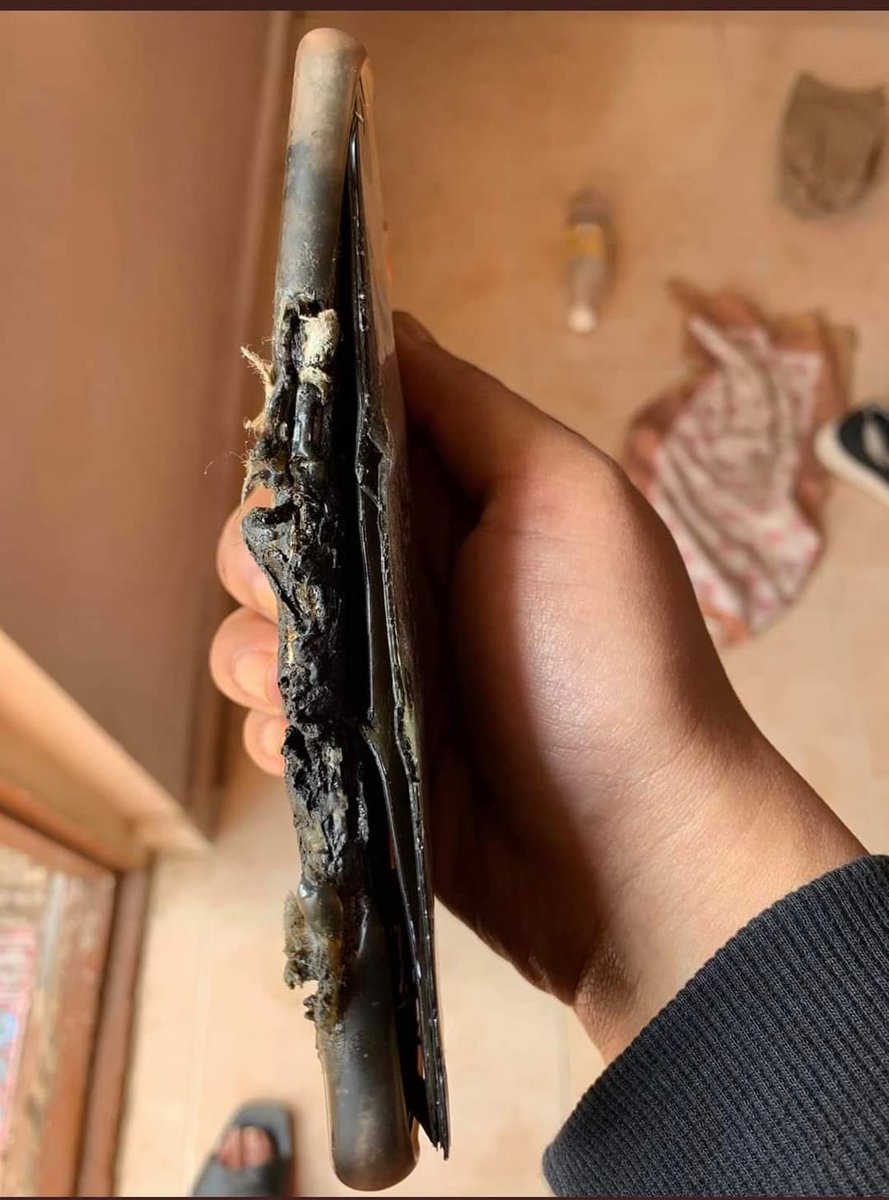 rajinikshtriyan's tweet image. மீண்டும் வெடித்தது ஒன்பிளஸ் நார்டு 2: உரிமையாளர் படுகாயம்!

#OnePlusNord2 #OneplusBlast