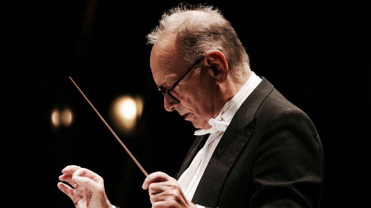 retrochenta's tweet photo. Hoy cumpliría 93 años el gran Ennio Morricone, ese genio de la música que nos trasladaba siempre al interior de sus películas. Suyo es el primer recuerdo del día. https://t.co/mc8VhxyUeB