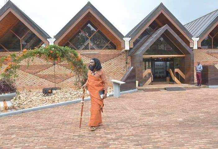 RTANGARWMABOKO's tweet photo. Ninde uzi cg witaye ku nkoni z'ibitangaza z'#Abapfumu bacu rwaamwa baremye u Rwanda n'abarwimanye babigirisha Umurage w' #Indagu uko Imana y'#iRwanda yawugabiye #AbazimuBacuBatazima nabo bakawudusigira no kugeza na n'uyu munsi...?None muraterekera Abazimu b'ishyanga gusa! https://t.co/4uxqIW5c7r
