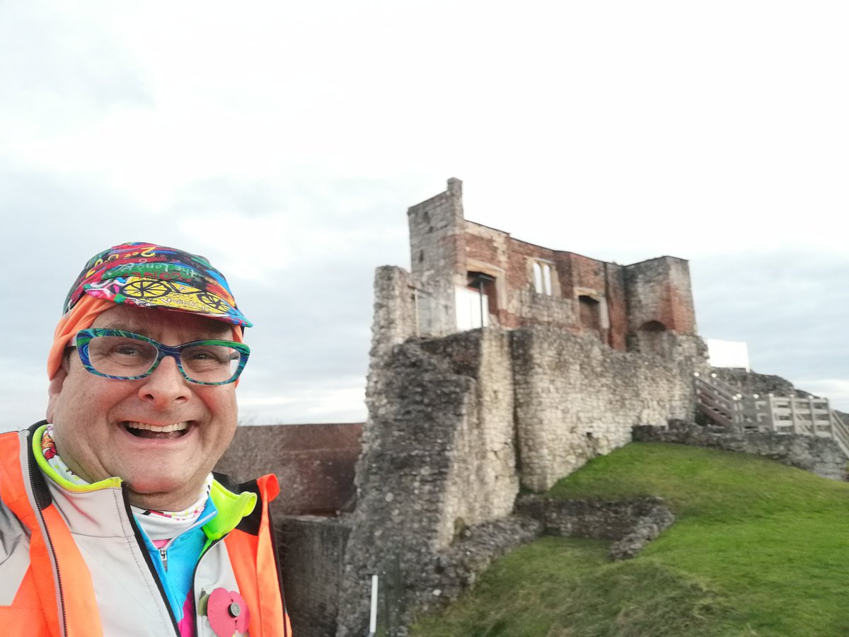TimmyMallett's tweet image. Great to pedal into @FarnhamCastle and admire impressive runs of the Norman keep #Pilgrimsway