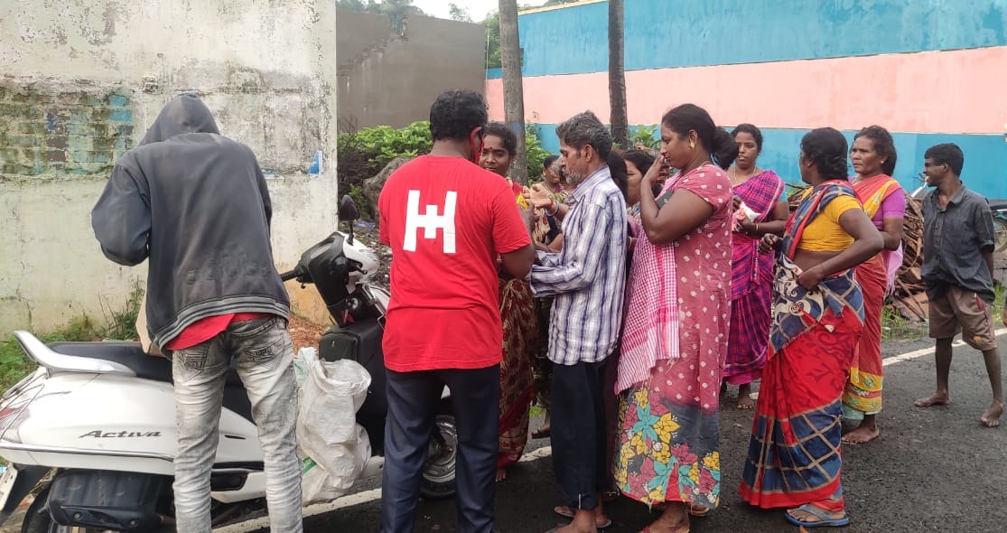 RapidResponse's tweet photo. #TamilNaduFloods : Glimpses from our food distribution for flood affected communities in #TamilNadu. #TNRains #TamilNaduRains #TamilNaduFloodRelief #ChennaiFloods https://t.co/6wItkfxNVV