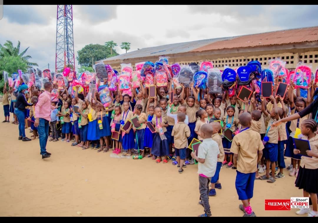MouangassaP's tweet photo. On Participe à l'éducation des enfants dans notre pays j'ai été dans deux écoles Primaires de mon arrondissement où j'ai fait des dons des kits scolaires 🙏 comme ils sont très jovial ces enfants https://t.co/x1Zsj4jGgn