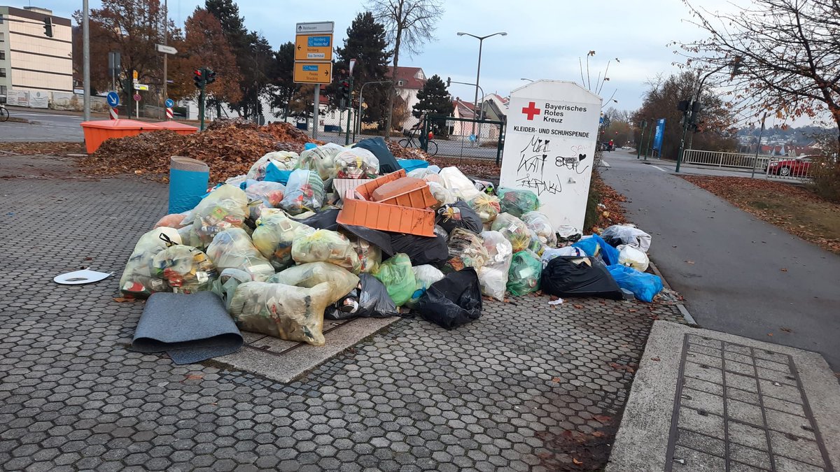 Icanfindafaith's tweet photo. Der neue Wertstoffhof + Grünsammelstelle in Steinweg.

Einfach traurig, wie manche Leute mit ihrem Müll umgehen… 

@stadtregensburg https://t.co/y2I2rstXne