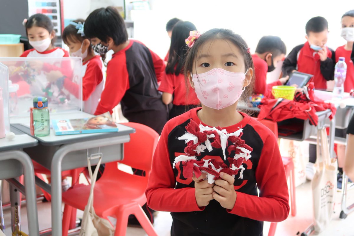 dsc_hk's tweet photo. #ECOxDSC - Our Grade 2 students used old donated clothes to create their own DIY X’mas Wreath. A great idea for this holiday season if you want to make a sustainable and beautiful decoration for your home! 
.
.

#ECOxDSC #CallToEarth #sustainability https://t.co/q4VAlHcI34