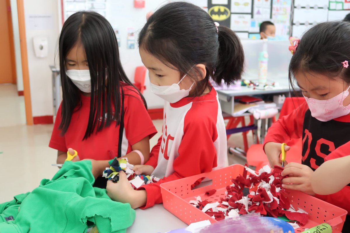 dsc_hk's tweet photo. #ECOxDSC - Our Grade 2 students used old donated clothes to create their own DIY X’mas Wreath. A great idea for this holiday season if you want to make a sustainable and beautiful decoration for your home! 
.
.

#ECOxDSC #CallToEarth #sustainability https://t.co/q4VAlHcI34