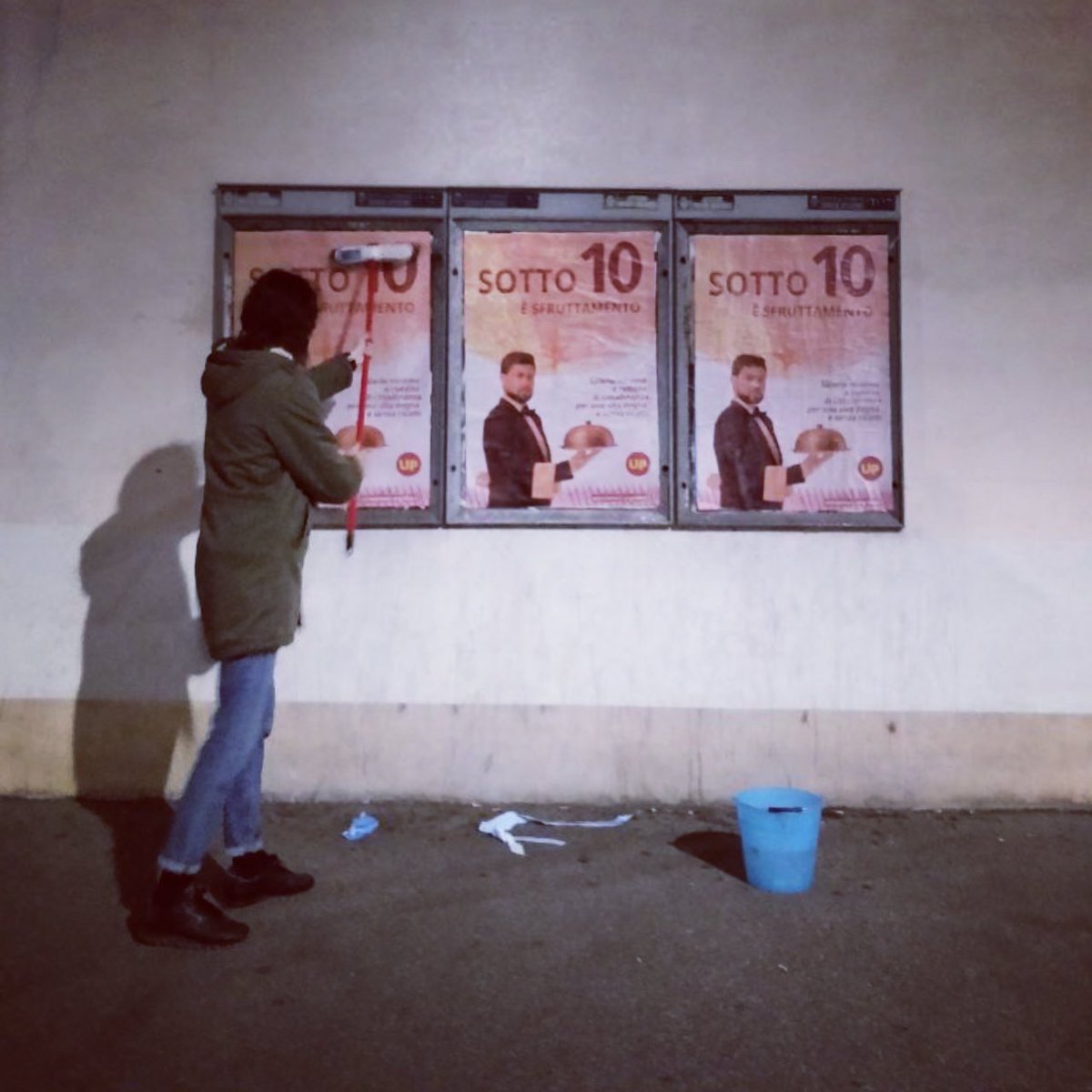 AttiviamociUp's tweet photo. #sottodiecièsfruttamento a Torino affissione dei manifesti della campagna su Salario minimo e reddito di cittadinanza

Unisciti a noi 👉 https://t.co/edlwHO1VH6 https://t.co/WUvigmr0Yo