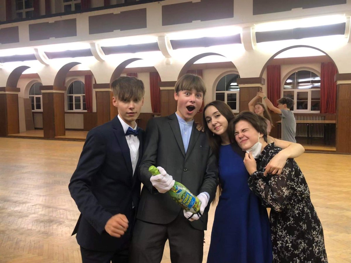 van_Zinsendorf's tweet photo. Ovšem včerejšek: dalešice, vietnam a dort s aperitivem v podobě tance a rychlých špuntů.
Co víc si přát...
#besties #bestteas #family
@Jirka13131313 
@vampire_r0se 
@stvera_ 
@BarboraBaumann2 
Děkuju. https://t.co/dbotcoyLFV
