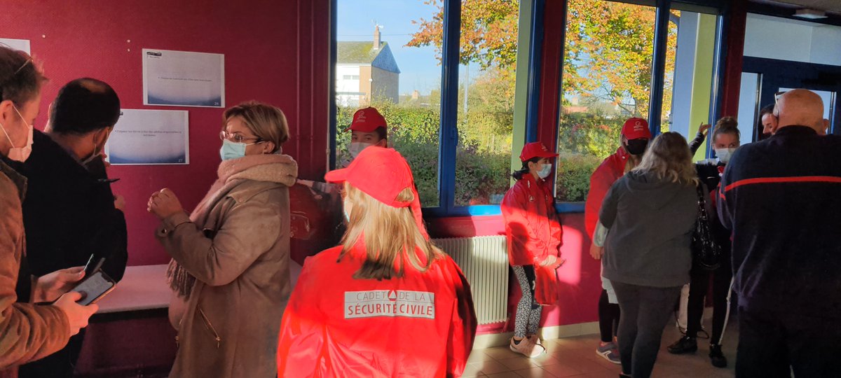 CiteEduMaubeuge's tweet photo. 09/11 : Au collège Jules-Verne #Maubeuge ➡à nouveau un groupe de 11 #Cadet_e_s_Sécurité_Civile avec @Sdis59
✅remise des tenues avec les parents 👕🧢 #G2T3_Égalité_♀️♂️
▪culture sécurité civile
▪comportements prévention
▪sens civique
▪futurs #assec #PPMS #Exercice_incendie https://t.co/kAbwkU1ZqP