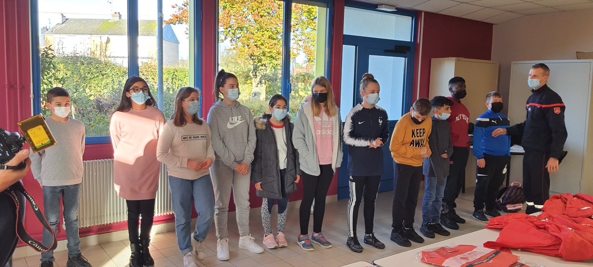 CiteEduMaubeuge's tweet photo. 09/11 : Au collège Jules-Verne #Maubeuge ➡à nouveau un groupe de 11 #Cadet_e_s_Sécurité_Civile avec @Sdis59
✅remise des tenues avec les parents 👕🧢 #G2T3_Égalité_♀️♂️
▪culture sécurité civile
▪comportements prévention
▪sens civique
▪futurs #assec #PPMS #Exercice_incendie https://t.co/kAbwkU1ZqP