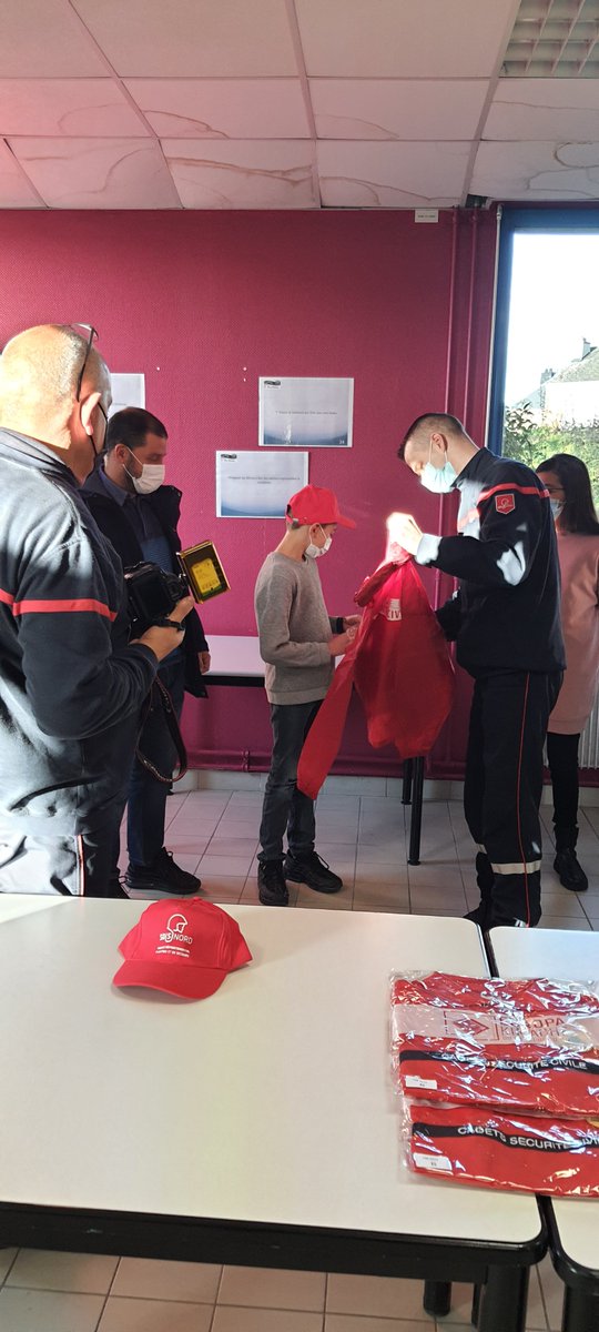 CiteEduMaubeuge's tweet photo. 09/11 : Au collège Jules-Verne #Maubeuge ➡à nouveau un groupe de 11 #Cadet_e_s_Sécurité_Civile avec @Sdis59
✅remise des tenues avec les parents 👕🧢 #G2T3_Égalité_♀️♂️
▪culture sécurité civile
▪comportements prévention
▪sens civique
▪futurs #assec #PPMS #Exercice_incendie https://t.co/kAbwkU1ZqP