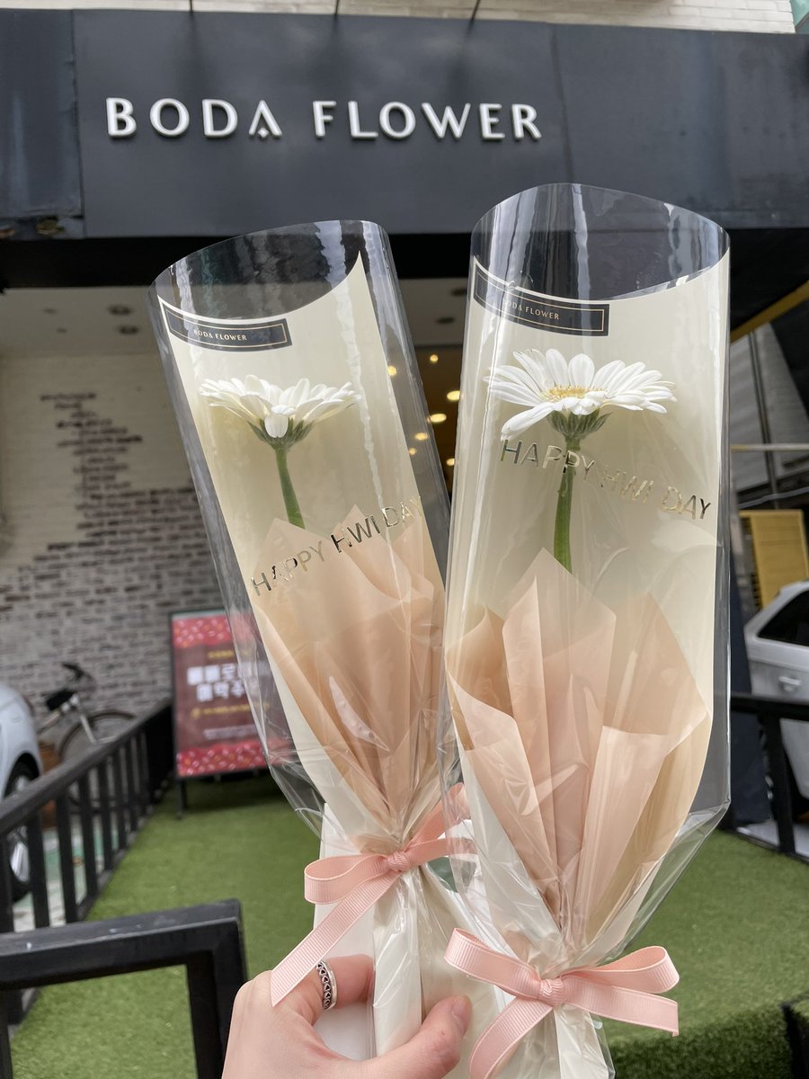 iwhnueya's tweet photo. ❤️🎂아기 휘깅이 미리 생일축하해🎂❤️

미루님이 준비해주신 휘 생일 플라워 이벤트에 다녀왔습니다🐿

아마 첫번째로 도착한 것 같은데 너무 예뻤어요ㅠㅜ 귀여운 휘깅이들 잔뜩잔닥🎁
축하사절단 투쭌이랑 태훈이까지👻

#어디서든_빛날_은휘의_이야기
#HAPPY_EUNHWI_DAY https://t.co/vKvlv8lgrB
