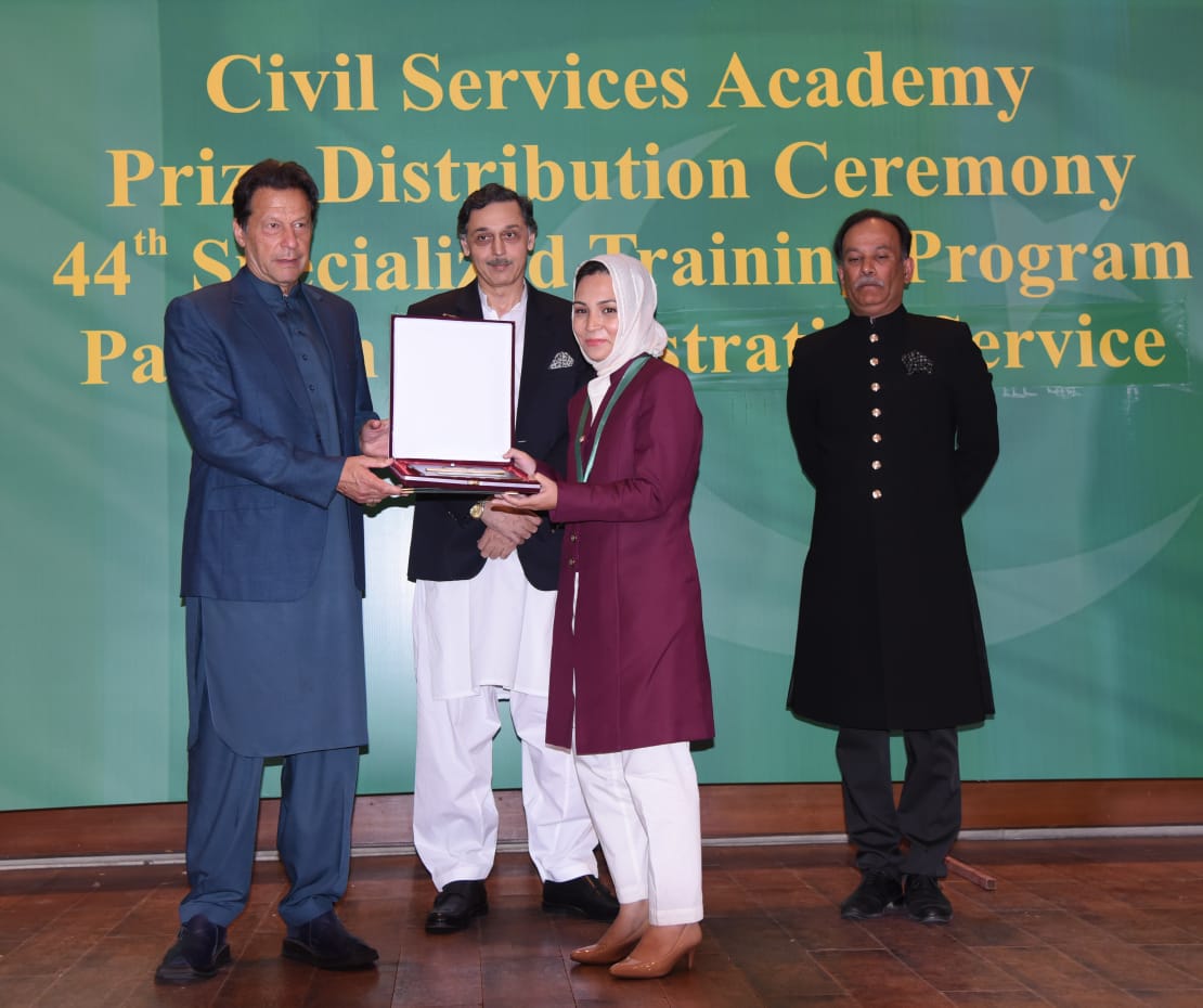 farwabatool124's tweet photo. Received the Presidential Gold Medal for 'Best Overall Performance' and the 'Best Academic Performance Award' from Prime Minister @ImranKhanPTI, at the Passing Out of the 44th STP, Pakistan Administrative Service (PAS), at PM Office Islamabad. 

Alhamdulillah for everything. https://t.co/2iPW4UycTy