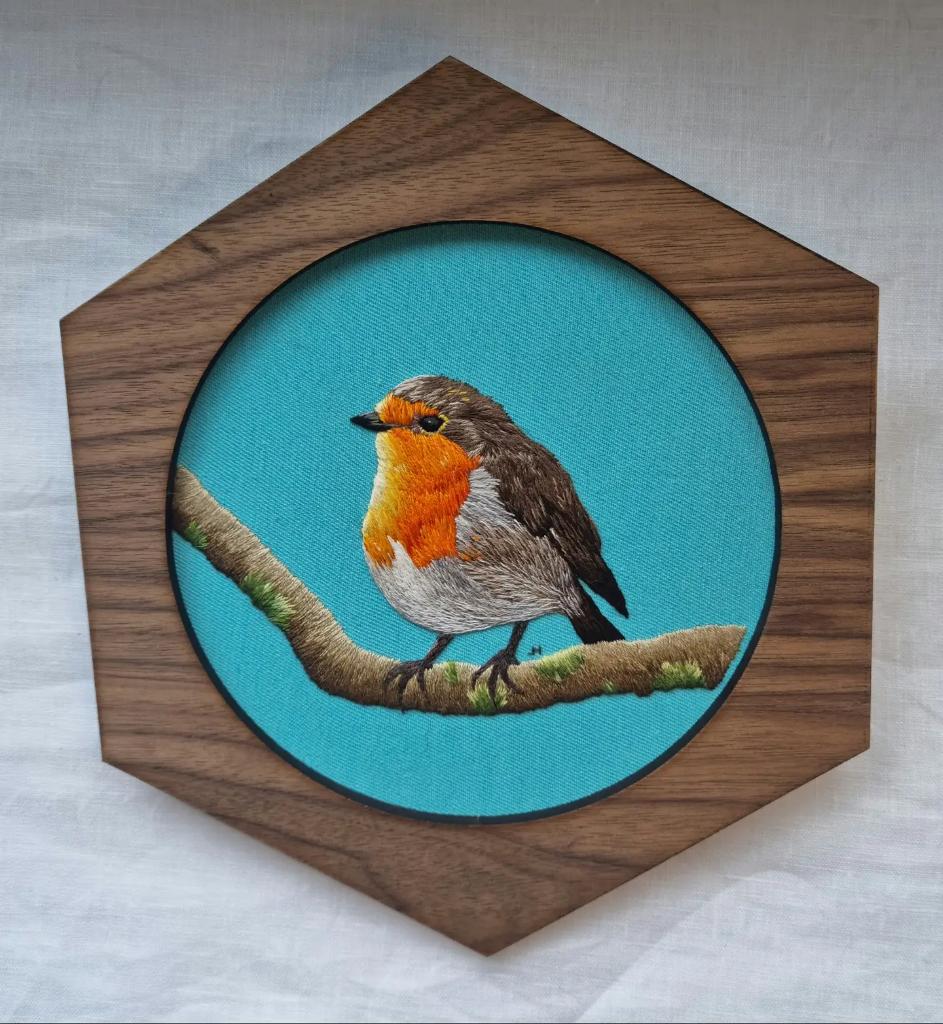 crying_cosplay's tweet photo. English Robin complete! I am very pleased with this little birb, I think he is my best one so far!

#embroidery #bird #birdembroidery #englishbirdembroidery #threadpainting #englishrobin #englishrobinembroidery #birdthreadpainting #englishrobinthreadpainting https://t.co/a6xczFkegL