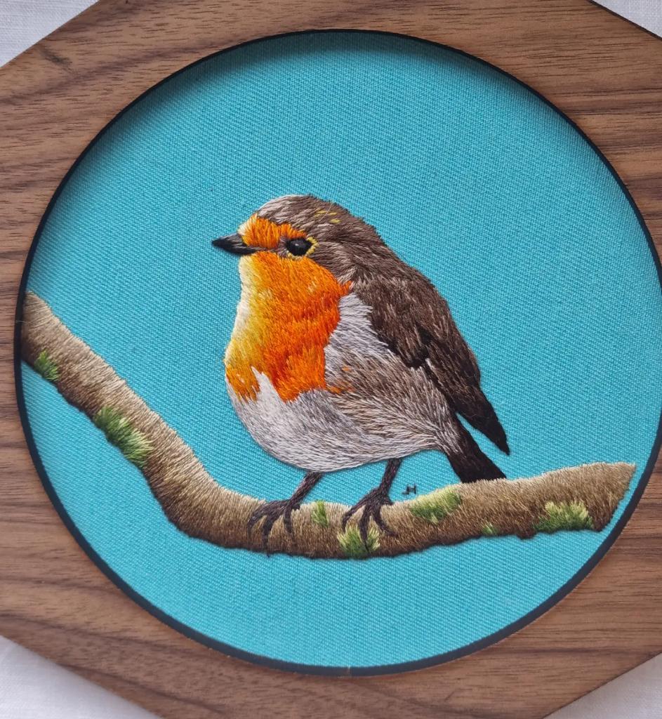 crying_cosplay's tweet photo. English Robin complete! I am very pleased with this little birb, I think he is my best one so far!

#embroidery #bird #birdembroidery #englishbirdembroidery #threadpainting #englishrobin #englishrobinembroidery #birdthreadpainting #englishrobinthreadpainting https://t.co/a6xczFkegL