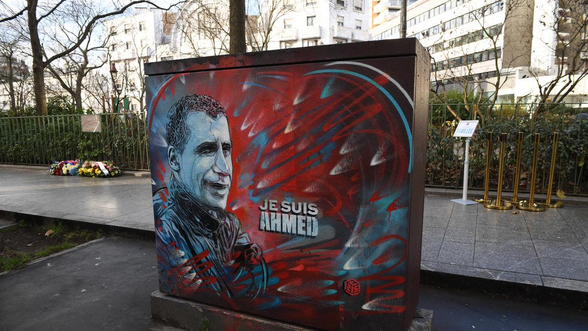 MartineVassal's tweet photo. Ne pas respecter la mémoire d'Ahmed #Merabet, c'est attaquer les valeurs de la #France. 
Le portrait du #policier, qui avait été réalisé à proximité de l'endroit où il a été assassiné sauvagement lors de l'attaque de Charlie Hebdo, a été tagué par une injure raciste. Scandaleux ! https://t.co/BQ4hT378ZG