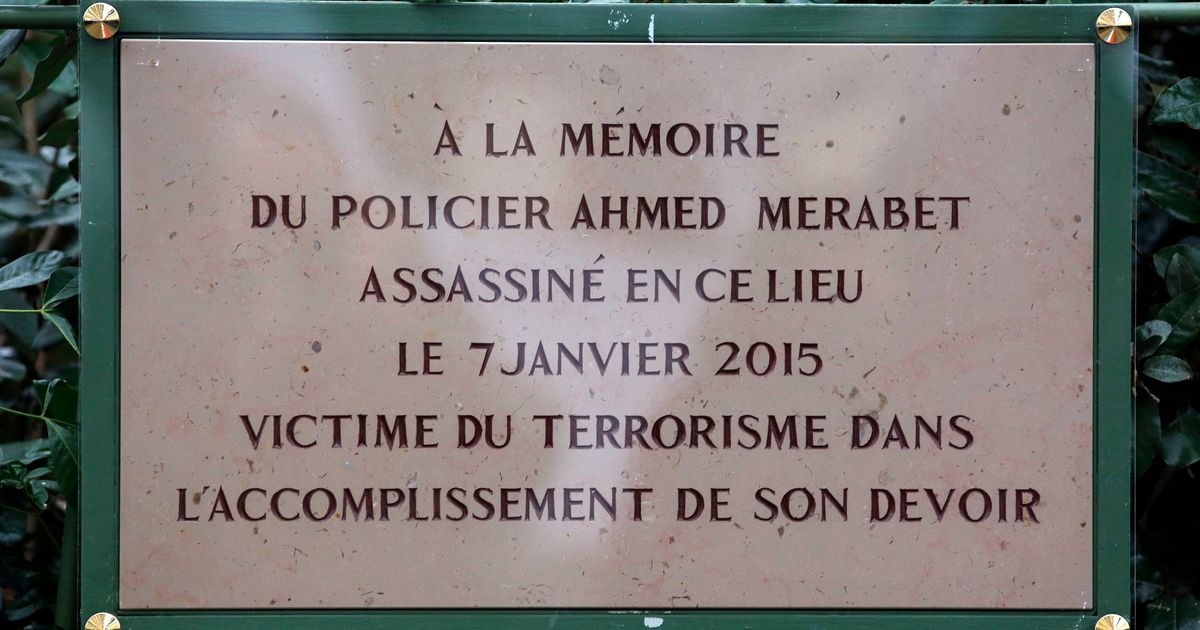 MartineVassal's tweet photo. Ne pas respecter la mémoire d'Ahmed #Merabet, c'est attaquer les valeurs de la #France. 
Le portrait du #policier, qui avait été réalisé à proximité de l'endroit où il a été assassiné sauvagement lors de l'attaque de Charlie Hebdo, a été tagué par une injure raciste. Scandaleux ! https://t.co/BQ4hT378ZG