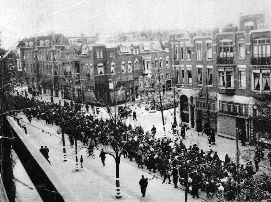 Michael Novakhov retweeted:

				This day in 1944, the largest German round up in the Netherlands at Rotterdam. 52,000 Dutch men between 17 and 40 years old were arrested for forced labour in Germany.  

Some 25,000 Dutch forced laborers lost their lives during the war. #WW2