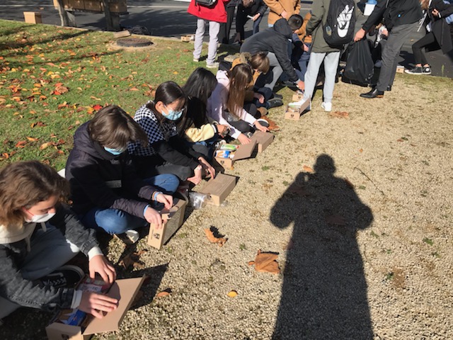 CLG_pmc79's tweet photo. Les élèves de l'option #CDCG sur le site de l'ENSOA . Entre cérémonie officielle, découverte du musée, des espaces d'entraînement et partage gourmand 😀de la ration de combat à faire réchauffer :  #engagement, #citoyenneté . Journée exceptionnelle @ENSOAOfficiel Merci. https://t.co/IMc0YJj8tF