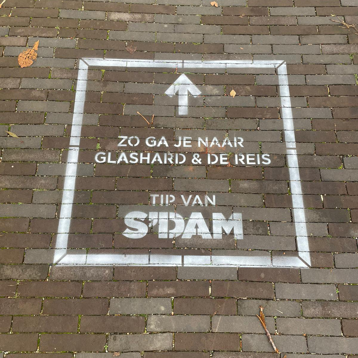 S’DAM TIPT
Ben jij deze S’DAM tipt routewijzers al tegengekomen?
Ze leiden je naar twee grote exposities die nu te bezoeken zijn in Schiedam. 
Glashard - post-graffiti in de Glasfabriek en De Reis in De Ketelfactory.
Meer informatie kun je vinden via: sdam.nl/uitagenda#tent…