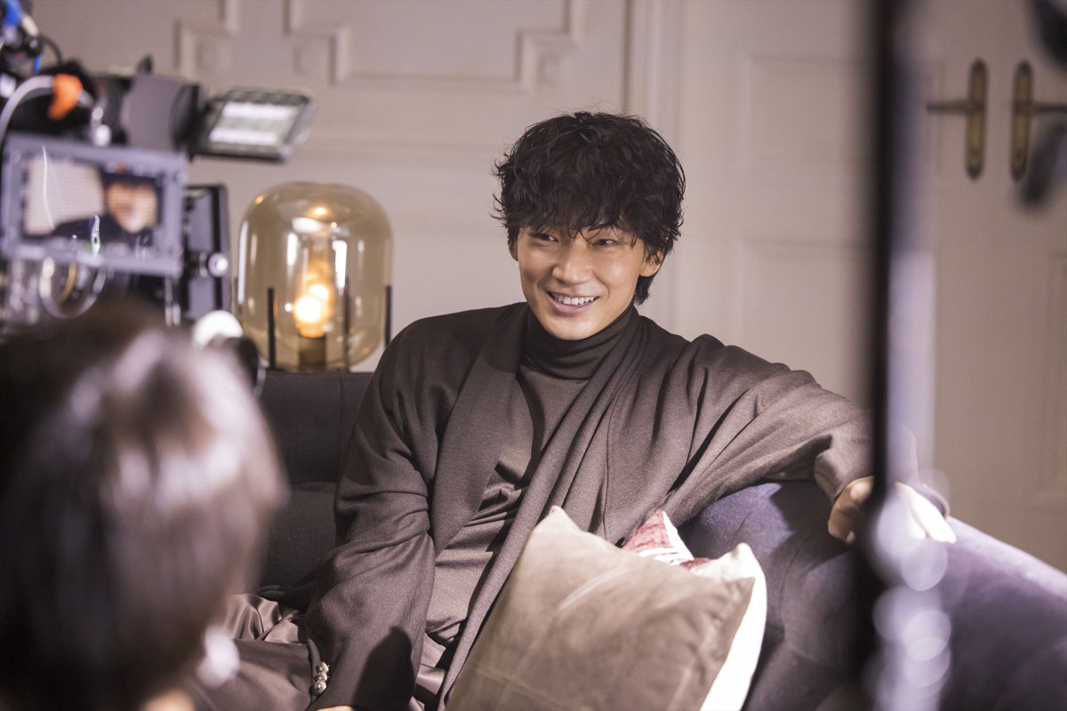 綾野剛、黒コーデでくつろぎタイム🍨✨ 