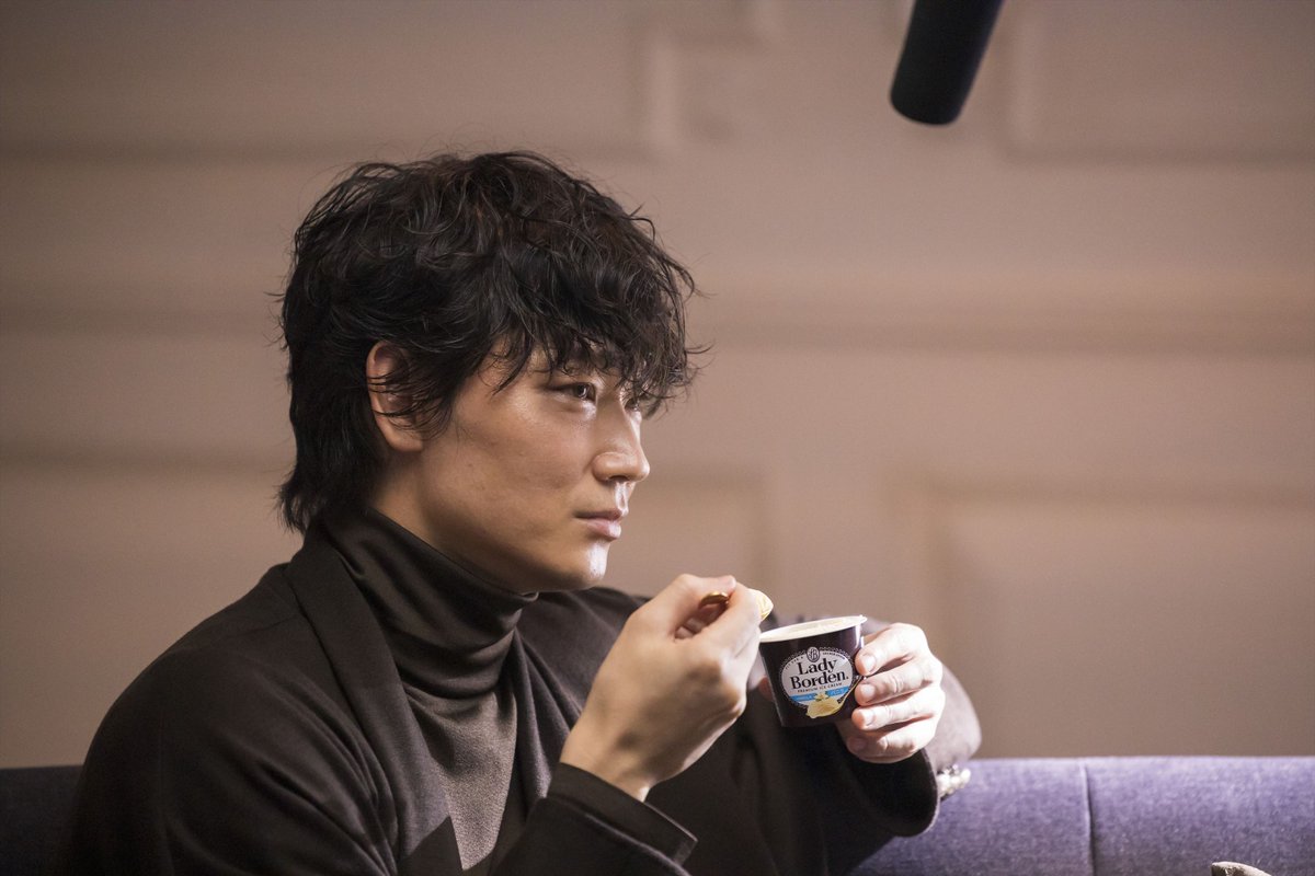 綾野剛、黒コーデでくつろぎタイム🍨✨ 