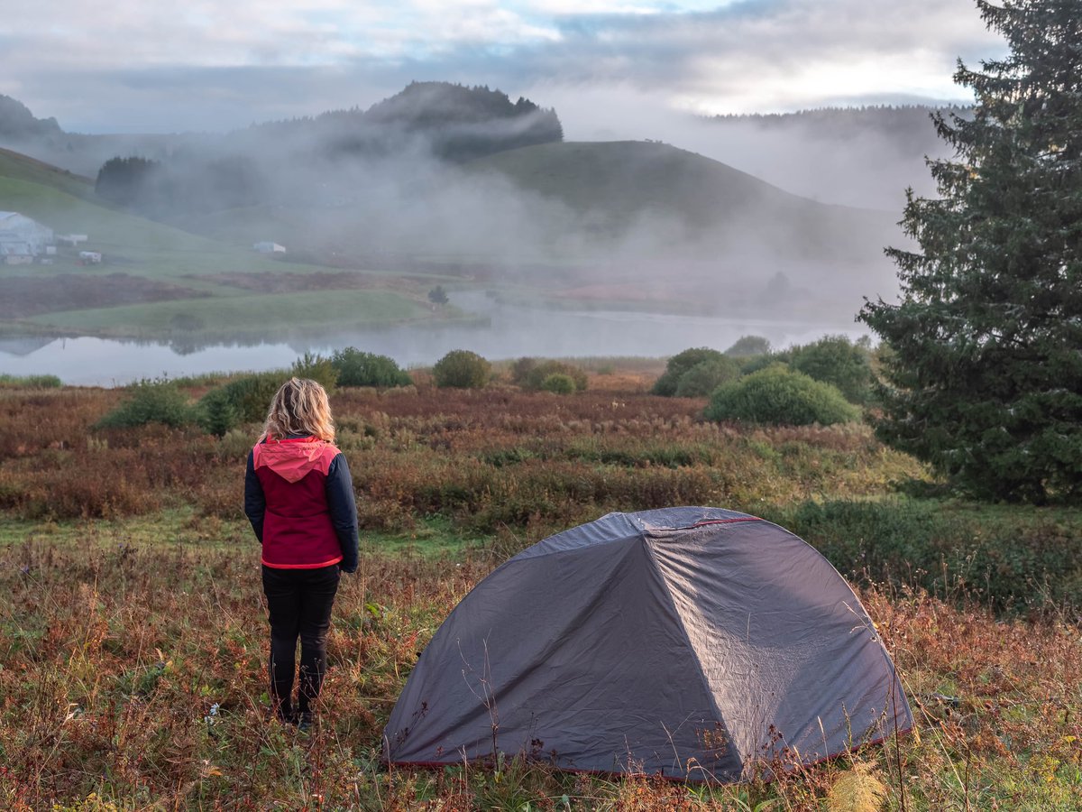 itinera_magica's tweet photo. Souvenir de bivouac dans le #Jura... on prend goût à ces réveils au cœur des bois, à ce premier café au goût de brume et de soleil sylvestre. Un trek de 3 jours avec @Hellowaysfr et @Lafuma_France , vécue avec et photographiée par Marion @Foehn_Photo . https://t.co/XbNd911Mxk
