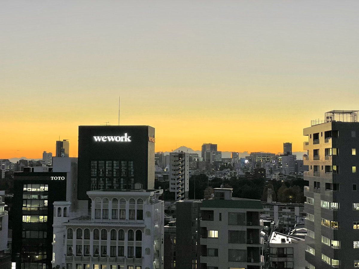kiriu_shinya's tweet photo. オフィスから見える夕焼けが、やたら幻想的 https://t.co/VdAiZ2ojI4