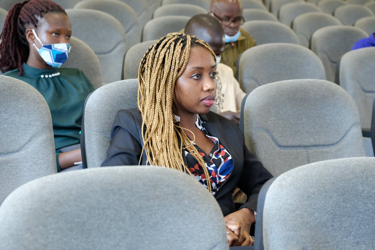 BonjourKampala's tweet photo. [#KampalaGeopolitics] Les participants très attentifs au débats sur de grands enjeux de l'heure qui touchent notre société. 
#ClimatChange #Refugee #Digital #Covid_19 #Weman #Youth #Education 

@FrenchEmbassyUg @JaAniambossou @MakerereNews @unwomenuganda @InstitutIRIS @AFKampala https://t.co/tJAnkttAUd