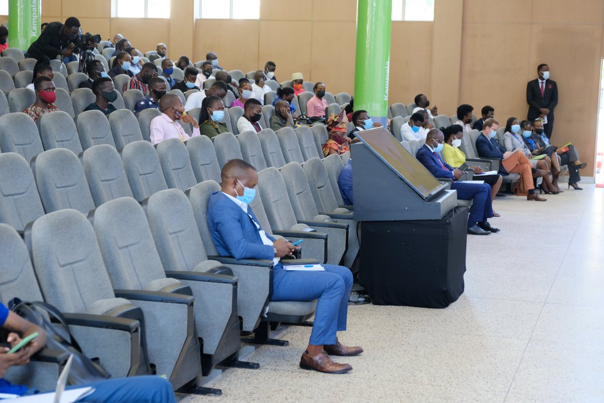 BonjourKampala's tweet photo. [#KampalaGeopolitics] Les participants très attentifs au débats sur de grands enjeux de l'heure qui touchent notre société. 
#ClimatChange #Refugee #Digital #Covid_19 #Weman #Youth #Education 

@FrenchEmbassyUg @JaAniambossou @MakerereNews @unwomenuganda @InstitutIRIS @AFKampala https://t.co/tJAnkttAUd