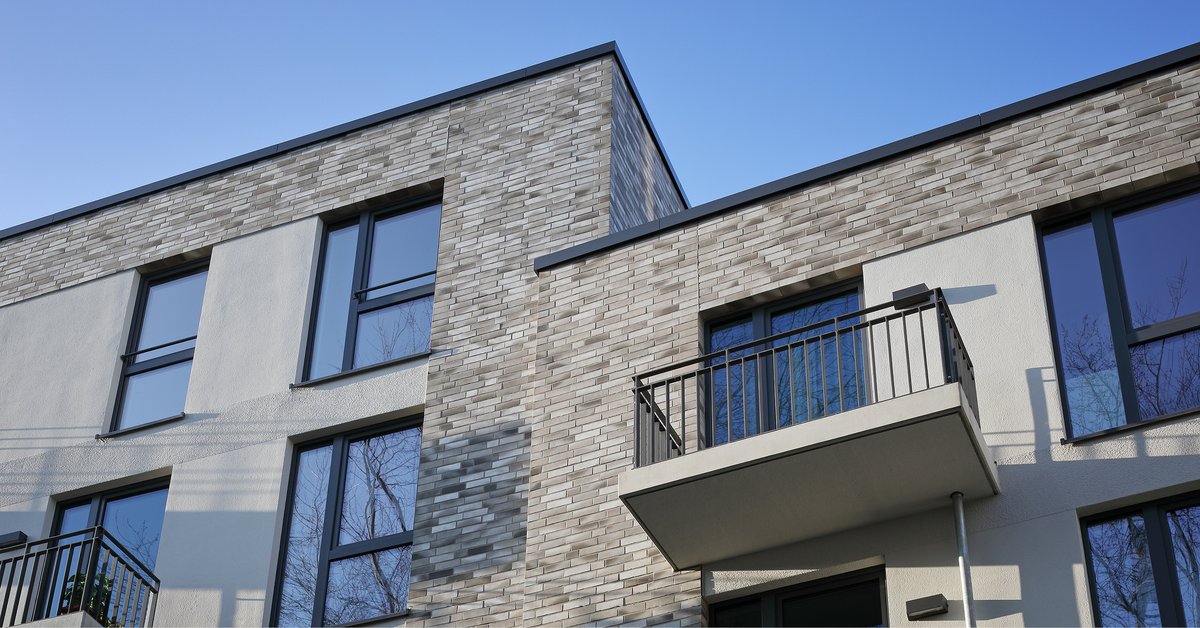 Von wegen Grau ist langweilig: die speziell für dieses Projekt gefertigten Architekturbrand-Klinkerriemchen auf rund 1.600 Quadratmetern betonen die Fassade des luxuriösen Wohnkomplexes in Hamburg. 

#ströher #stroehergroup #design #fassadensanierung #brickstagram #exterior