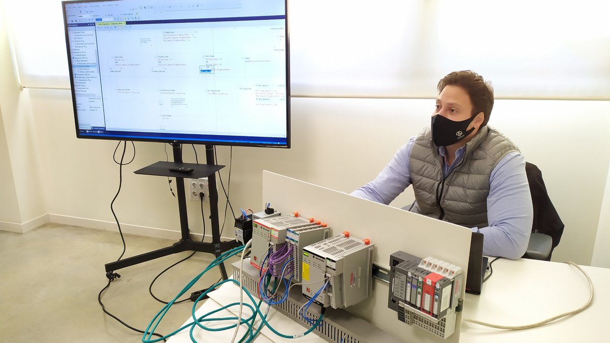 InnovaEndOfLine's tweet photo. 👩🎓 INNOVA ACADEMY: Nuestro equipo de Ingeniería Eléctrica al día de #RockwellAutomation y su sistema PLC #allenbradley 👌 ¡En Innova siempre con la formación continua!
#automation40 #industria40 #rockwell #plctraining https://t.co/syD8mEFNQr