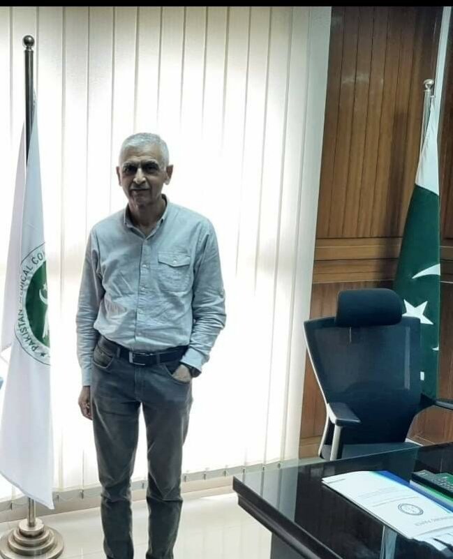 HurairaKtk's tweet photo. اب مجھے سمجھ میں نہیں آرہا ہے کہ پی ایم سی کا فرعون کہنا کیا چاہتا ہے کہ ایک بچہ ایک ٹیسٹ کرے گا پھر تو وہ ایک جیسے Difficulty Level کی بات اس فرعون نے گھما دیا۔
بے غیرت کھانا صحیح طرح سے نہیں کھا سکتے ادھر پی ایم سی چلا رہے ہو۔
بے شرم۔
#MdcatiansOnlyDemandReconduct 
@whyTooba https://t.co/otOfUref8x