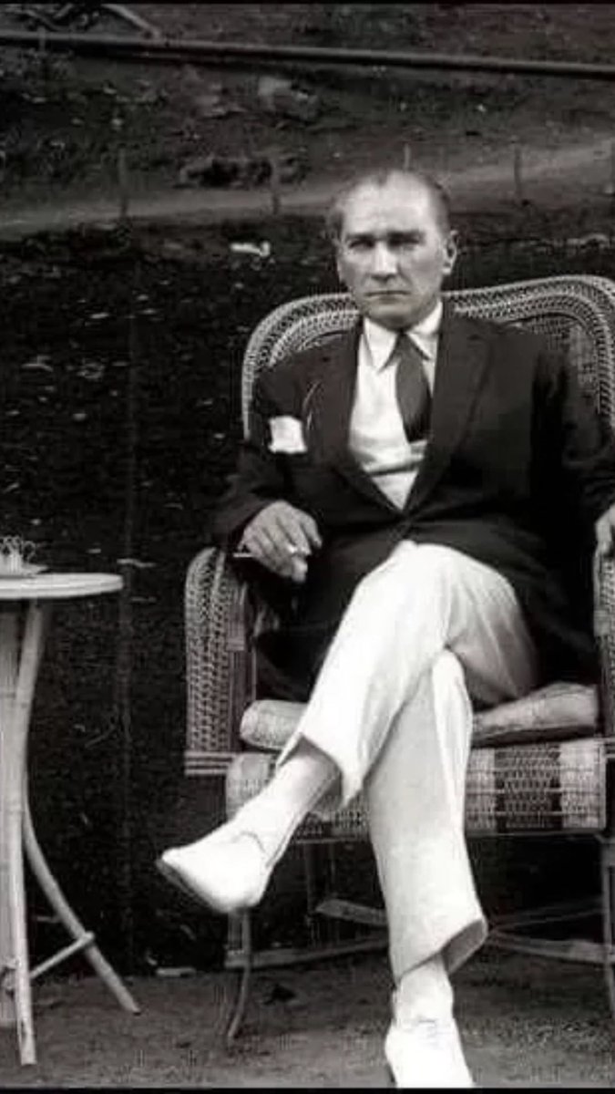 Yaşamak bir ağaç gibi tek ve hür ve bir orman gibi kardeşçesine